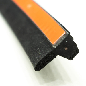 Extrudierter EPDM-Dichtstreifen mit Klebeband